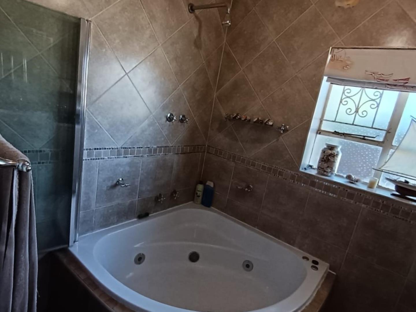 731515_BATHROOM_1..jpeg