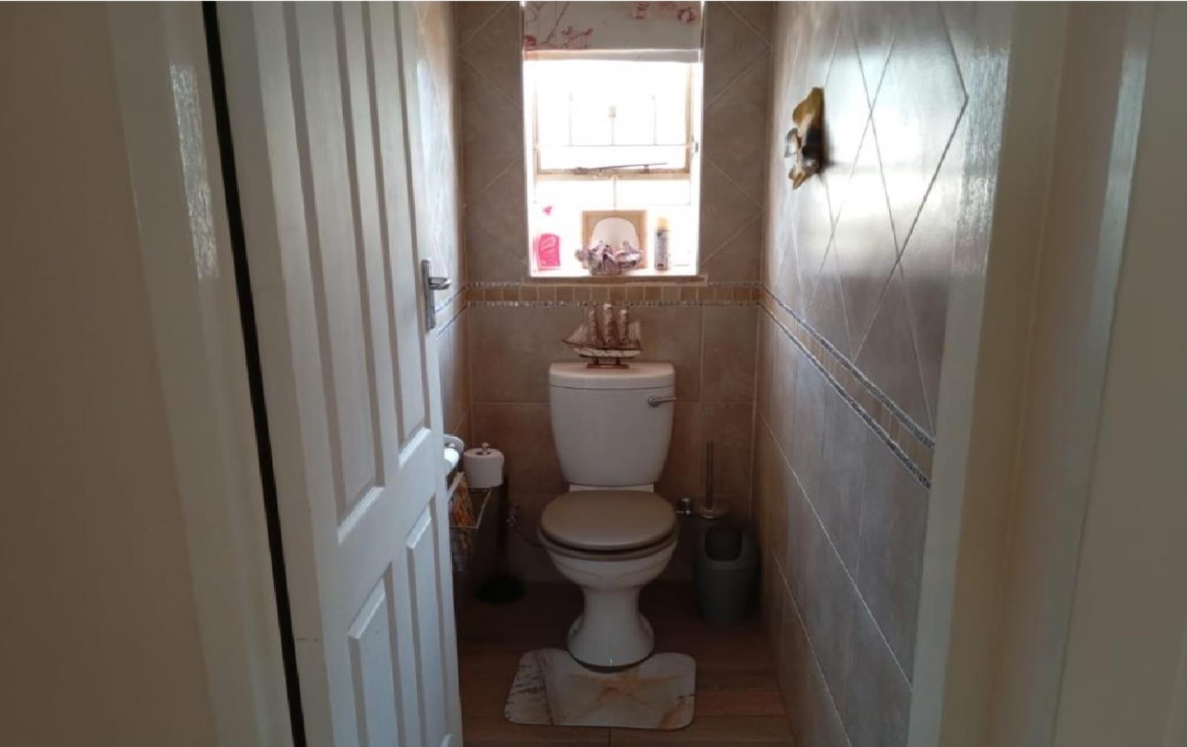 731515_BATH_SEPERATE_TOILET.....jpg