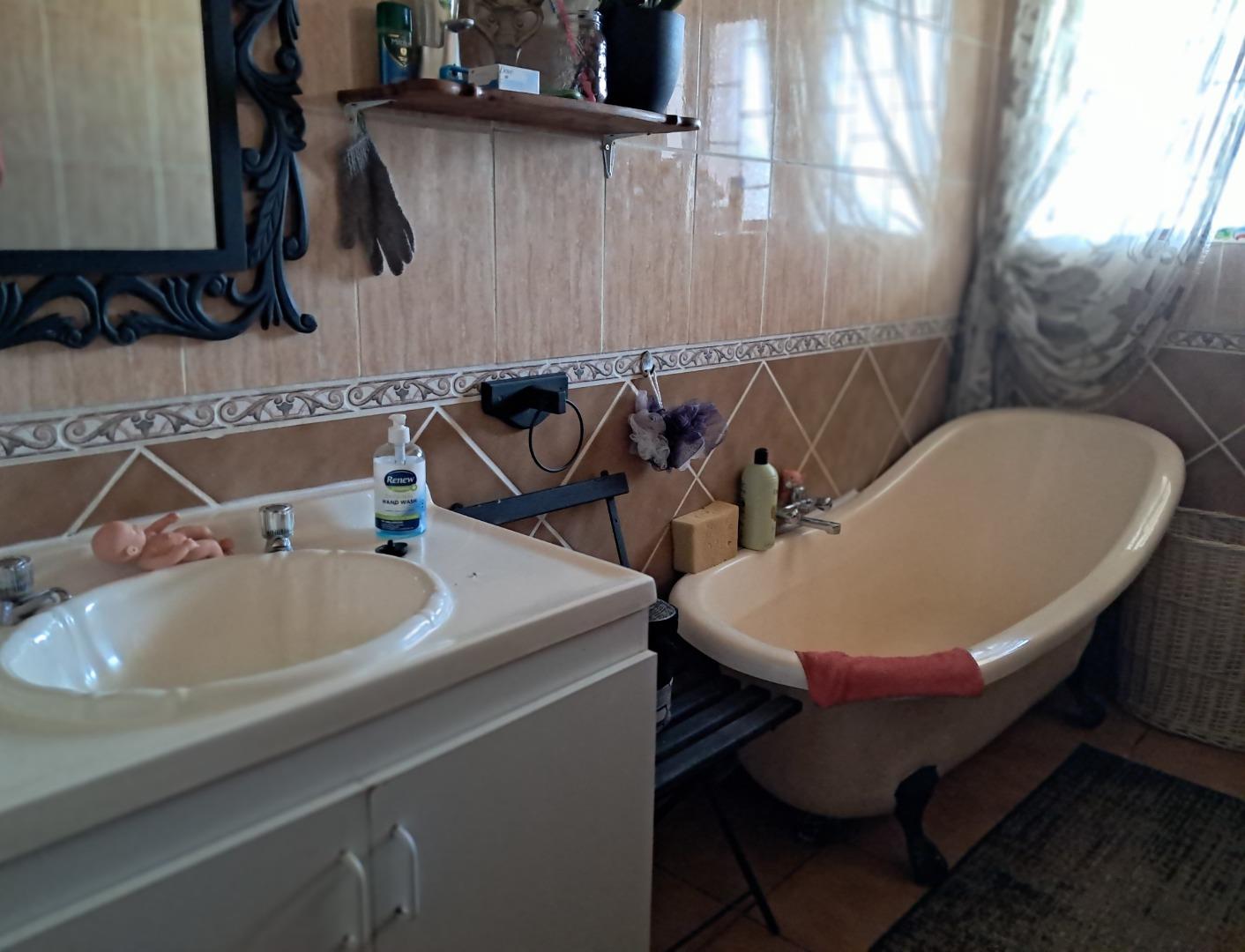 740130_BATHROOM_-_FAMILY.jpg