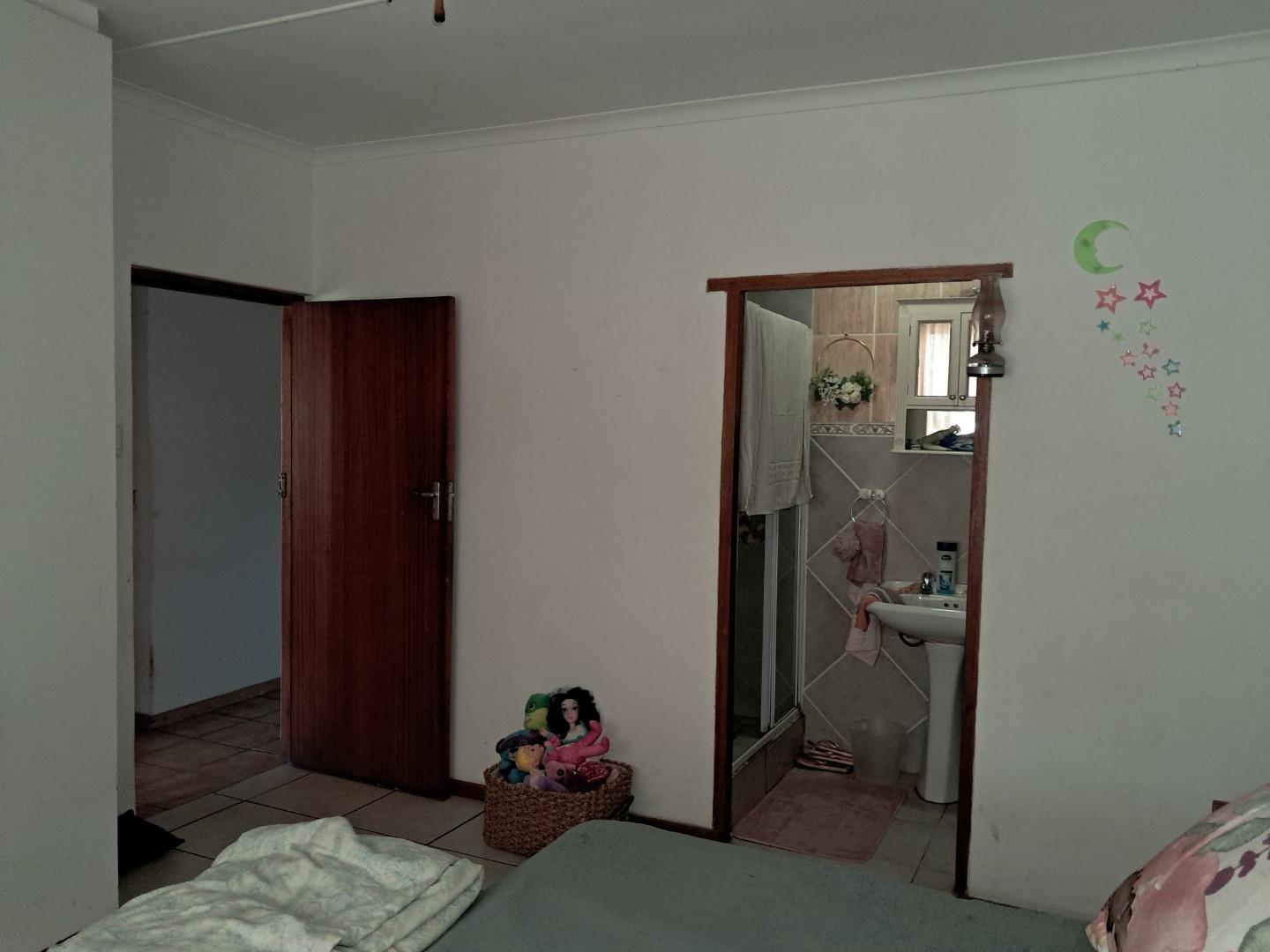 740130_BEDROOM_MAIN_EN-SUITE.jpg