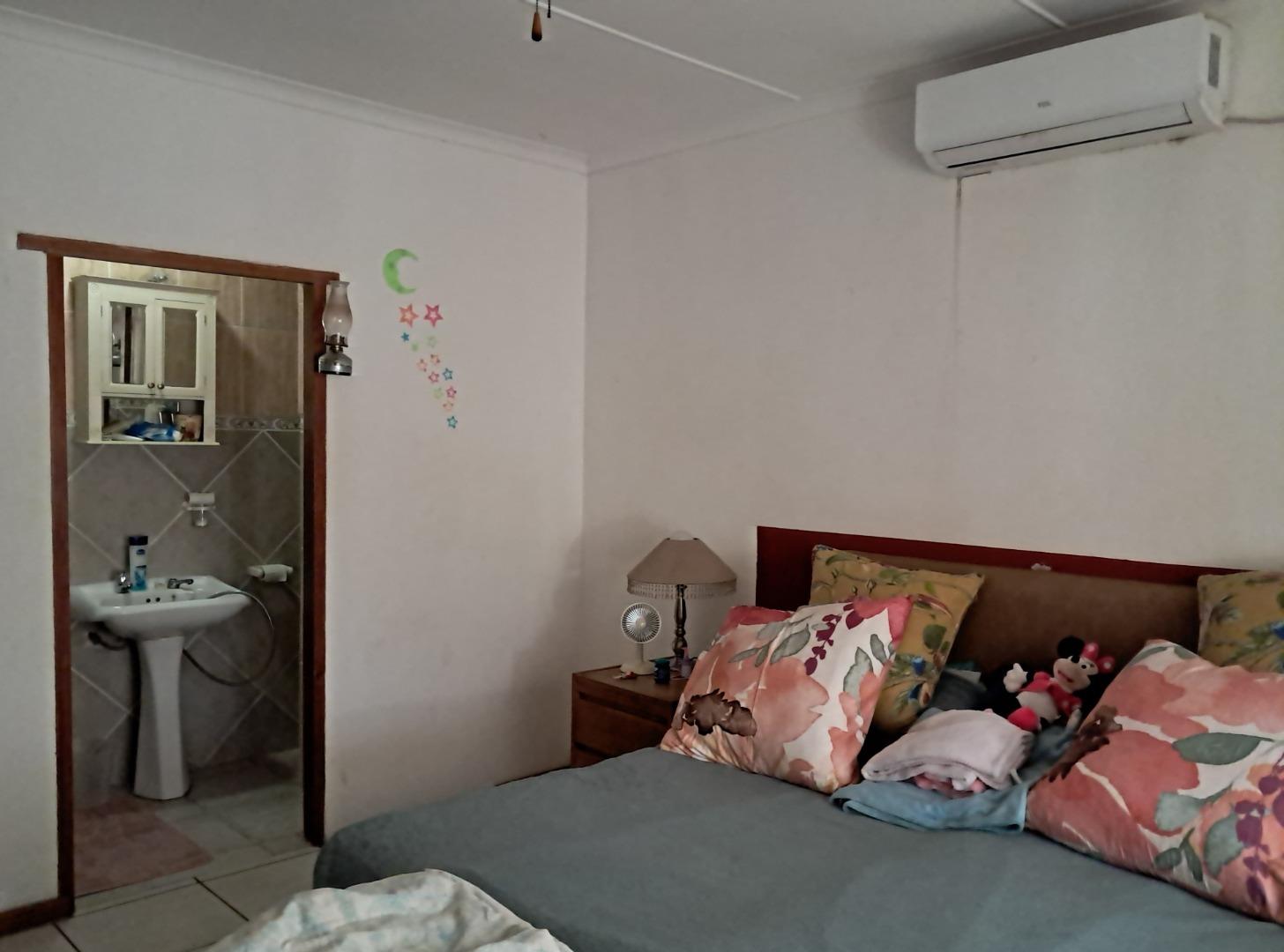 740130_BEDROOM_MAIN_EN-SUITE_1.jpg