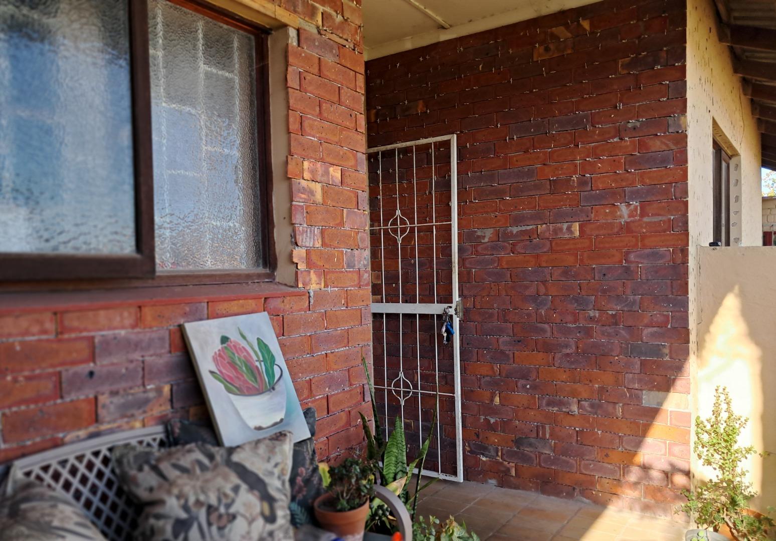 740130_FRONT_-_HOUSE.jpg