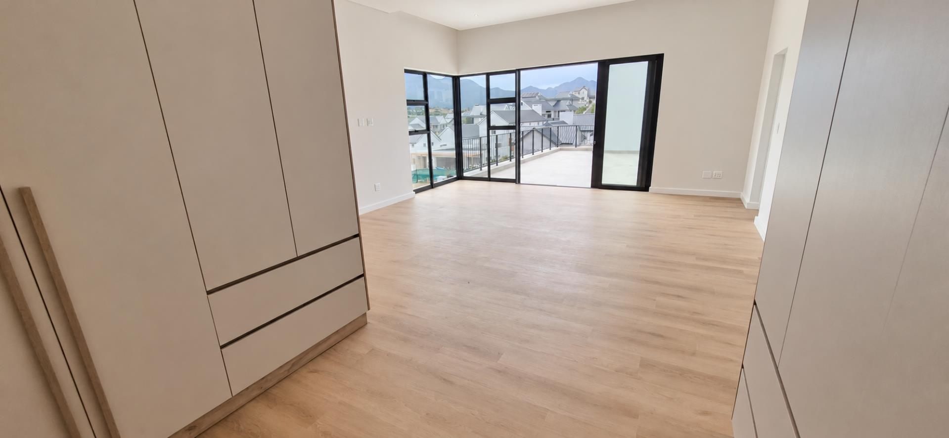 769733_Minimalist_Room_with_Mountain_Views.png