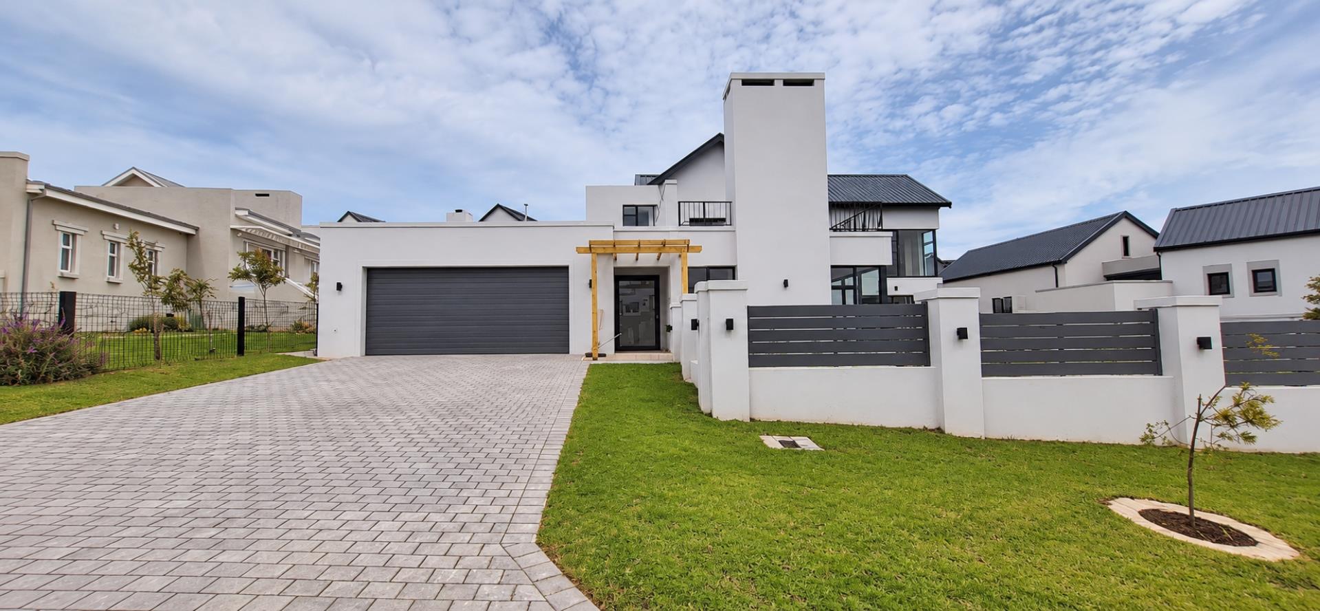 769733_Modern_Suburban_Home_and_Garden.png